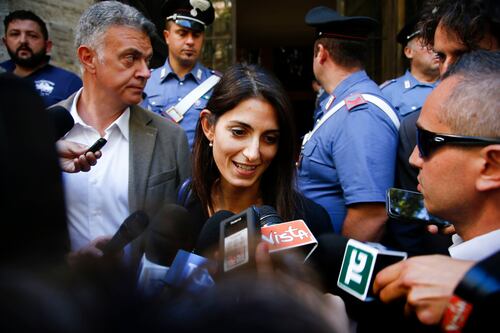 Raggi-Calenda scoppia la pace. Forse