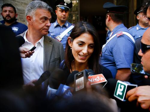 Raggi-Calenda scoppia la pace. Forse