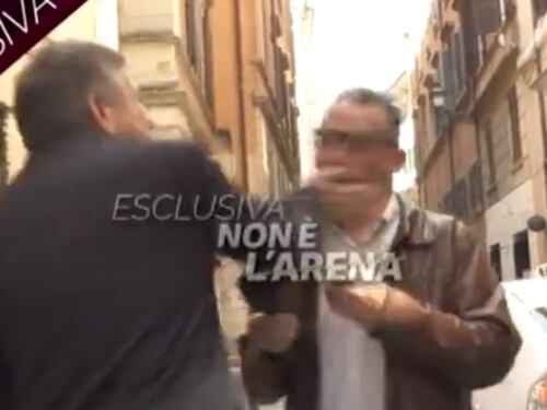 L'ex ministro Landolfi prende a schiaffi l'inviato di Giletti