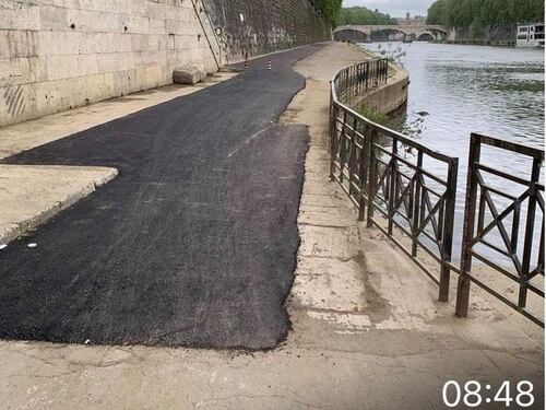 Attacco "poetico" alla Raggi, la colata di asfalto sul Tevere scatena Calenda