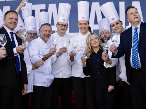 Vinitaly, bagno di folla per Meloni che annuncia: “Vogliamo un liceo del Made in Italy”