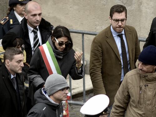 I fratelli Marra e il conflitto di interessi, la Raggi sapeva L'avviso di garanzia per il sindaco di Roma ora è più vicino
