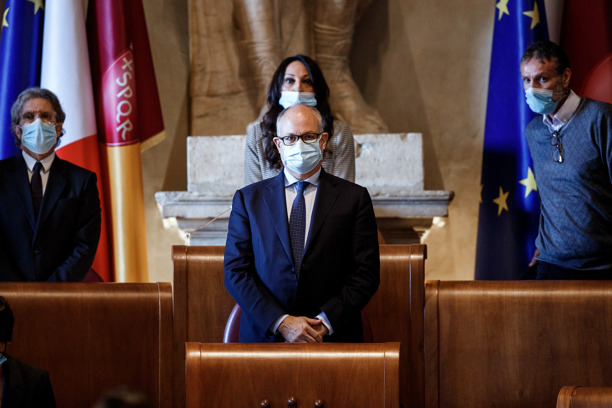 Nell'ufficio di Roberto Gualtieri il Pd la fa da padrone. E scoppia il caso: alle donne stipendi più bassi