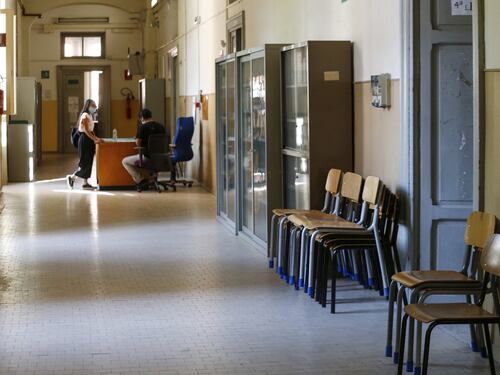 Più parlamentari che elettori. M5s sfotte i renziani sulle scuole