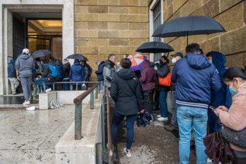 File agli uffici per la tessera elettorale. Oggi e domani aperture straordinarie