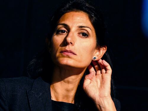 Tutte le buche di Virginia Raggi. Marchi: ecco perché da lei scappano tutti