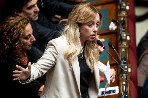 Meloni: "Vomitevole è l'ipocrisia di Macron". E ricorda il "blocco navale" di Prodi