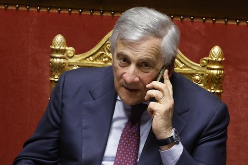 Camera, Tajani spiazza Renzi e scatta il duello social