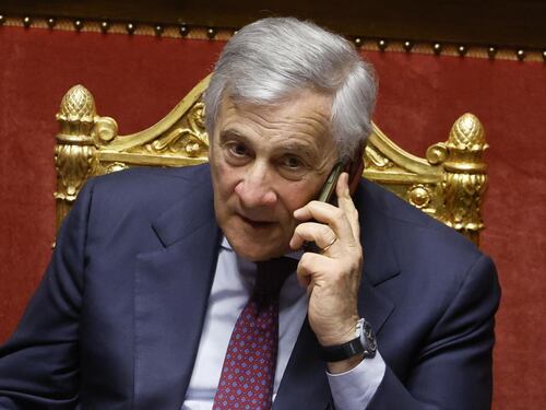 Camera, Tajani spiazza Renzi e scatta il duello social