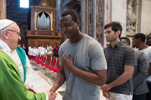 Migranti a spese del Papa, parroci al verde