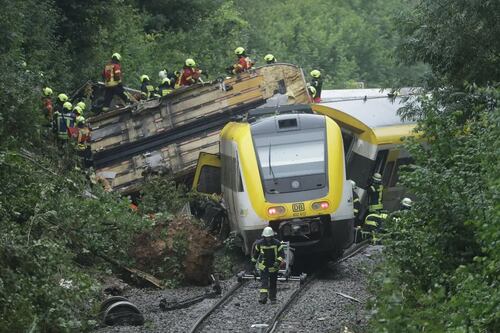 Germania, treno deraglia con cento persone a bordo: morti e feriti