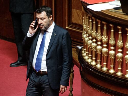 Invasione di migranti, per la sinistra è colpa della Russia. Matteo Salvini li deride: “Siamo alle comiche”