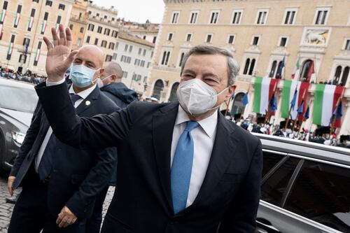 Per Mario Draghi cominciano i fischi e la perdita di consensi. La ola c’è soltanto nel Palazzo