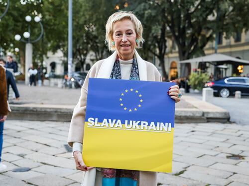 Letizia Moratti, nuovo corso alla marcia di Milano. Strette di mano con Calenda e Gelmini