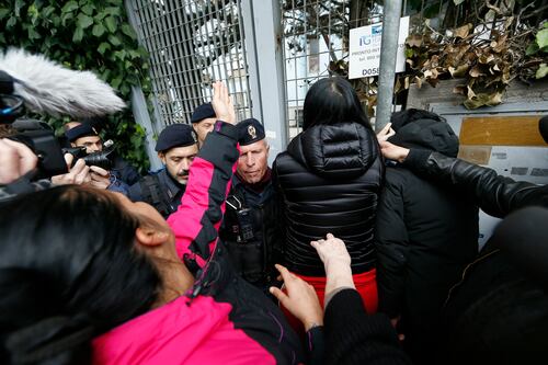 I Rom se ne vanno tra calci e proteste. In strada bombe carta e saluti romani