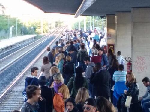 Rissa sulla Roma-Lido, donna calpestata rischia di morire