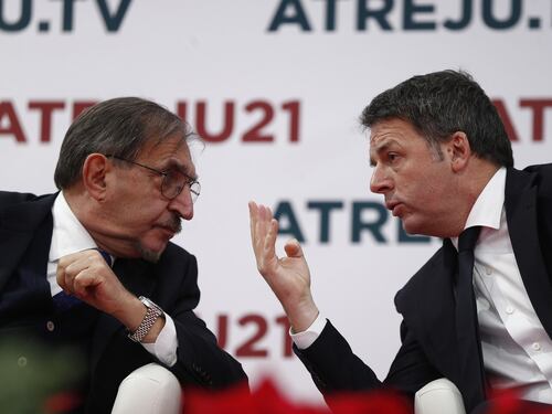 Crisi di governo, siparietto tra Matteo Renzi e Ignazio La Russa. “Stai sereno!”, risate in Senato