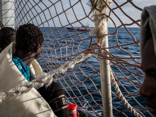 Aut aut di Salvini: "Sì allo sbarco ma poi trasferiti"