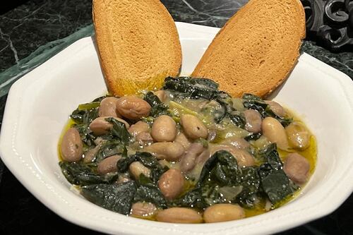 Cavolo nero e fagioli borlotti freschi: squisita è la zuppa