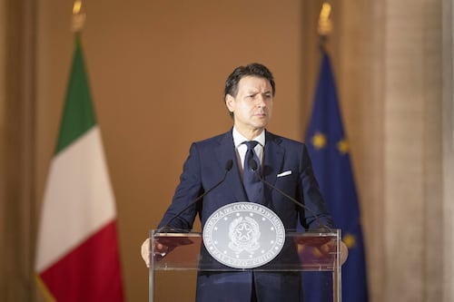Conte apre la campagna elettorale: promette soldi, riforme e opere agli italiani