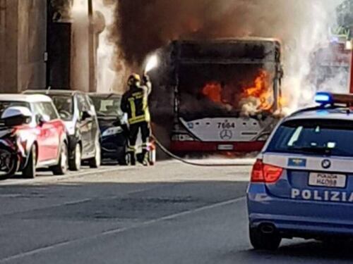 Autobus in fiamme su via Aurelia, traffico paralizzato