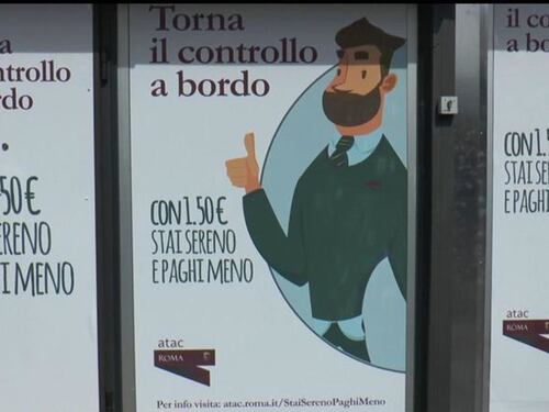 Virginia Raggi fa la faccia feroce: controlli su tutti i bus di Roma. Ma perfino nella pubblicità chi fa la multa veste sciatto