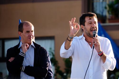 C'è pure il Pd a processare in piazza Salvini