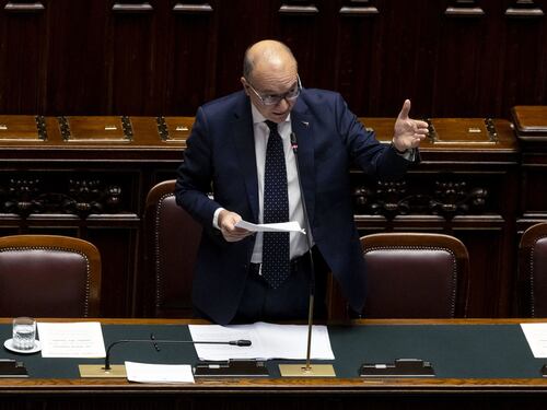 Scuola, aumenti e arretrati in arrivo per docenti e Ata. Valditara: “Promessa mantenuta"
