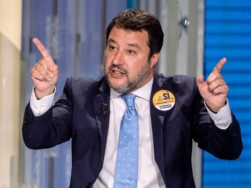 Matteo Salvini difende sui social il viaggio in Russia. Cosa gli risponde Matteo Renzi