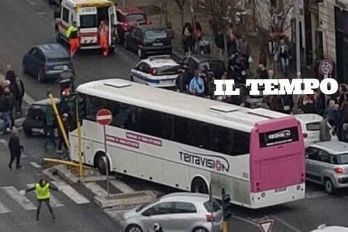 Pullman Terravision si schianta sul semaforo a piazza dell'Alberone
