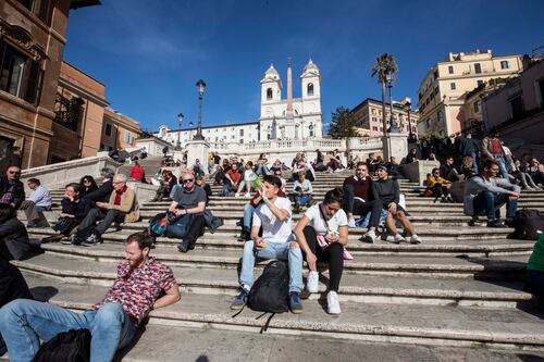 Vietato sedersi a Trinità dei Monti. La scalinata diventa off-limits