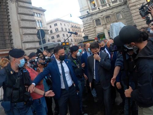 Giuseppe Conte, l'idillio ormai è finito: il premier si becca il suo Vaffa-day