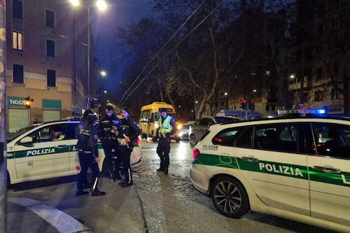 Milano, ex pilota Gran Turismo con la moto contro un palo: decapitato