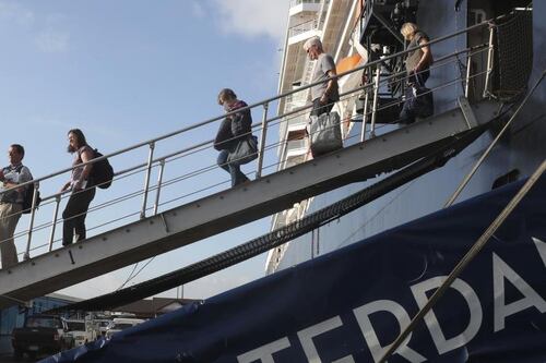 Coronavirus, dalla Westerdam sbarcano pure gli infetti: 5 italiani tra i passeggeri