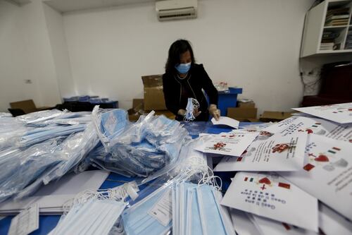 Pasticcio mascherine, l'Italia compra dalla Cina protezioni non certificate ed esporta quelle buone