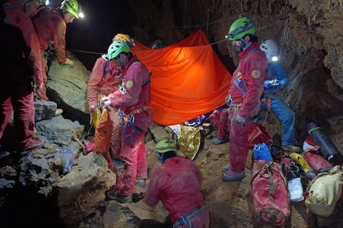 Cuneo, liberato lo speleologo incastrato nella grotta. L'intervento dei soccorsi