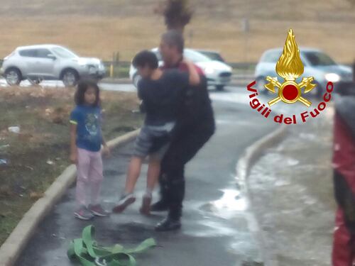 Ardeatina, famiglia in auto piena d'acqua salvata a braccia dai vigili del fuoco