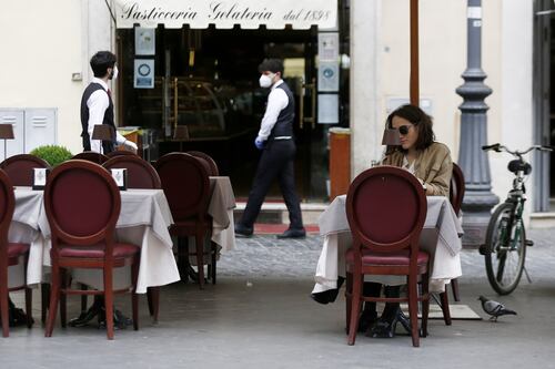 Roma, tavolino libero per tutti contro la crisi del commercio