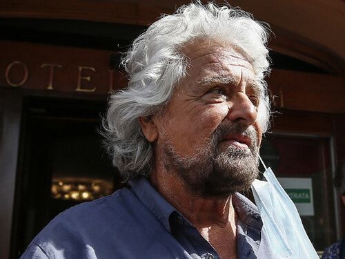 Beppe Grillo ora insegue i no green pass: lo Stato paghi i tamponi ai lavoratori