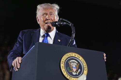 Trump vestito da Papa? Non è blasfemia, è The Donald croce e delizia