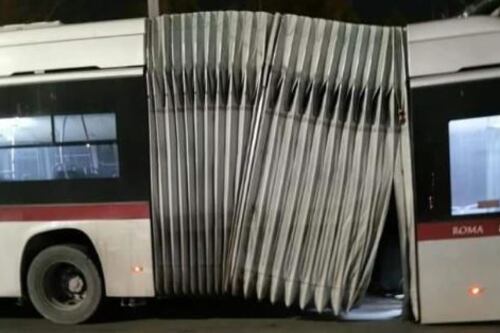 Il filobus si spezza in due. Così la pedana girevole crolla sotto i piedi