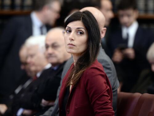 Allerta in Campidoglio, Virginia Raggi corre ai ripari con telelavoro e pulizie