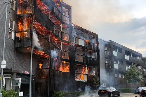 Inferno di cristallo a Londra. Va a fuoco un edificio di sei piani