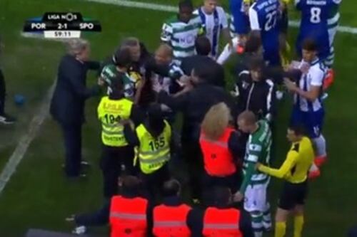 L'arbitro espelle i barellieri con la Var