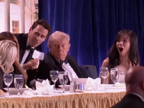Trump e il trucco di magia: "Segnale per gli spari". Il video scatena i complottisti