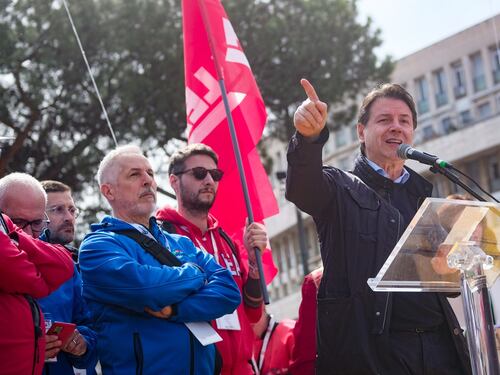 Conte di lotta e di governo, scende in piazza e tratta per le poltrone
