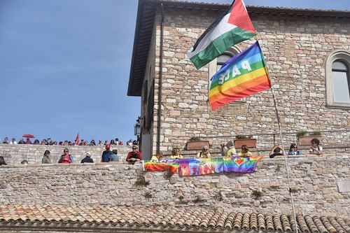 Assisi, sinistra senza vergogna: la marcia per la pace diventa “Flotilla di terra”