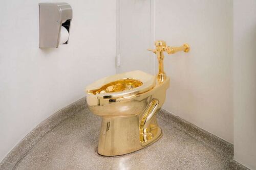 Colpo grosso in Uk, rubato il water d'oro di Maurizio Cattelan