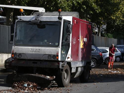 Paura a San Basilio, due operatori Ama colpiti da un fucile ad aria compressa