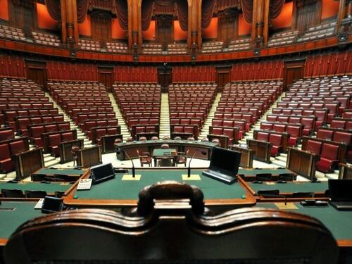 CAMERA, DEPUTATO DELLA LEGA FA PROPOSTA DI MATRIMONIO IN AULA